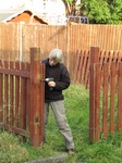 SX17020 Machteld removing fences in garden.jpg